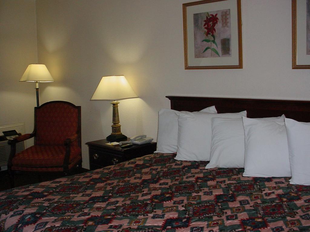Rodeway Inn Монтгомери Номер фото